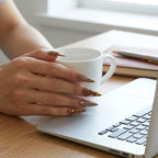 Manicure Set für Nagelpflege zu Hause – mit 27 Nagellackfarben und LED Nagellampe